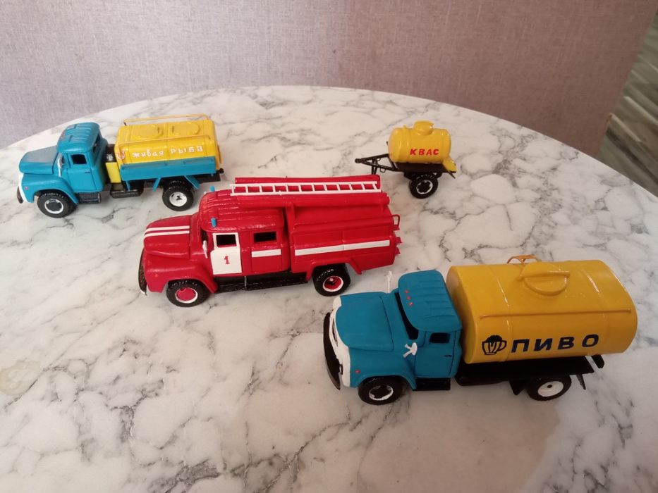 Автоцистерны ЗиЛ-130 и прицеп.