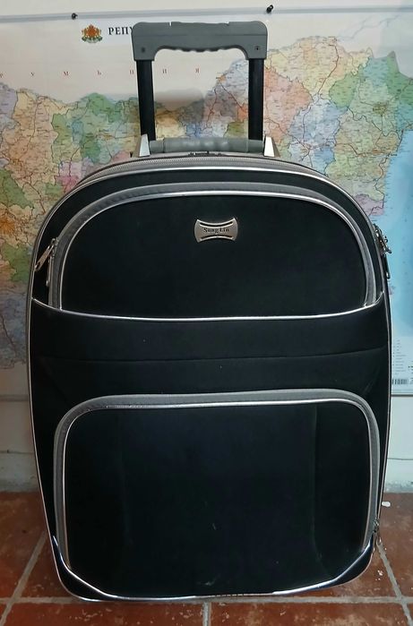 Куфар голям с дръжка на колела