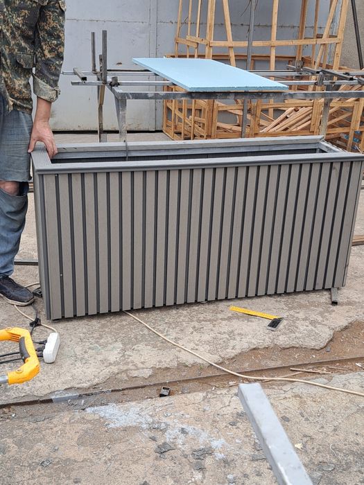 Кашпо из дпк фасадная свет серый.