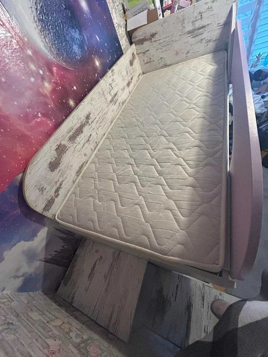 Двуетажно легло с вградени шкафчета и включени 2 матрака