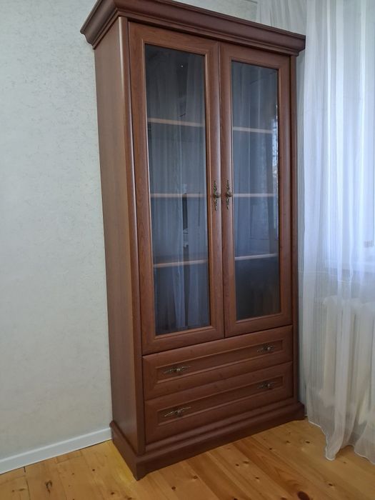 Сервант ( витрина)