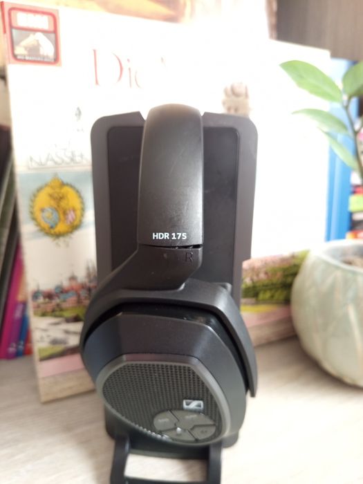 Vând căști sennheiser hdr 175 cu stand tr175