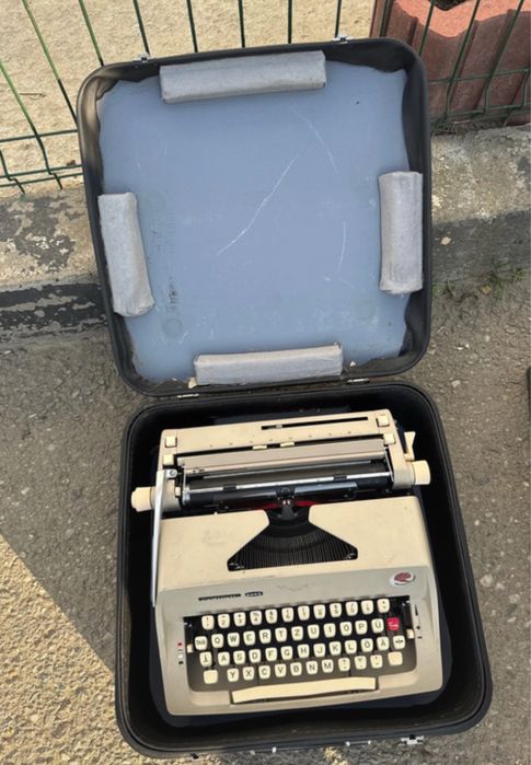 Mașină de scris portabilă Consul (Vintage / De Colecție) – Fabricată în Cehoslovacia