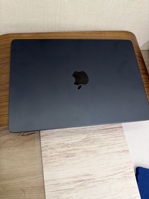 Продам Mac Book 2025 13 дюм