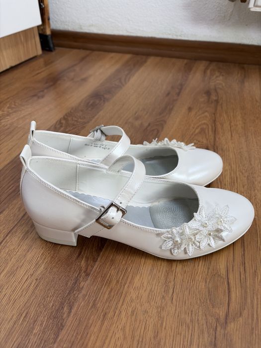 Pantofi eleganti pentru fete/ de Prima Împărtășan