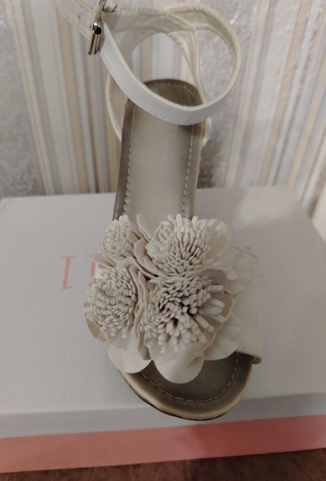 Романтични кожени сандали с цвете и висока платформа
Очарователни бели