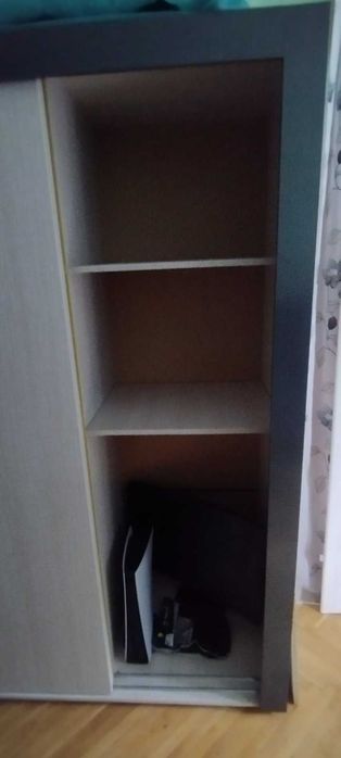 Продавам гардероб и нощно шкафче