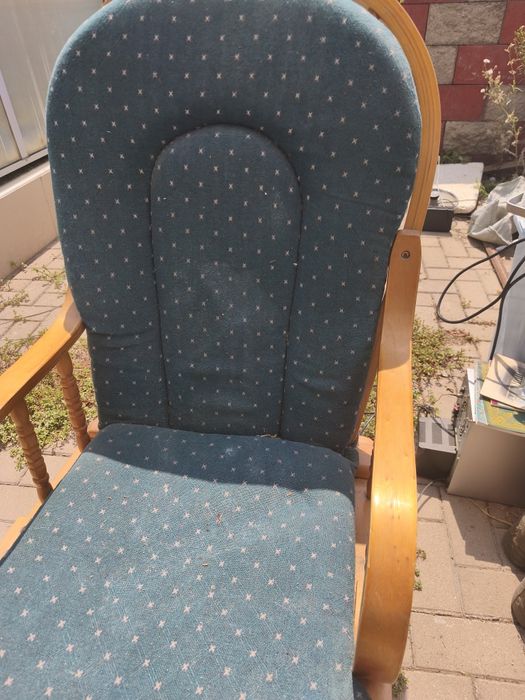 Кресло качалка деревянная с пуфом