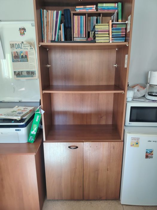 Продам 3 шкафа и 2 стола, каждый по 7 тысяч. Срочно. Торг