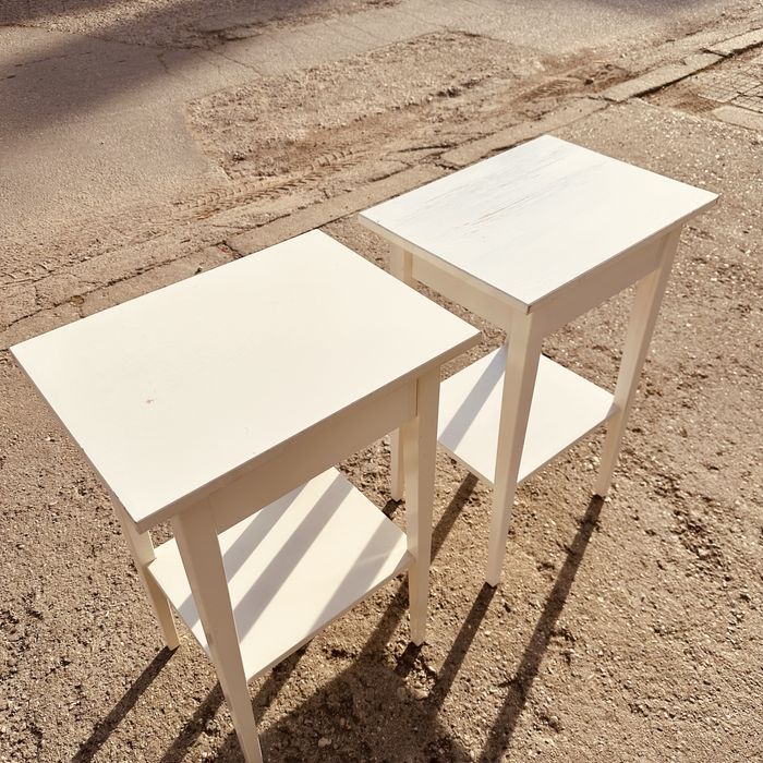 Комплект 2 бр. бели нощни шкафчета / помощни масички