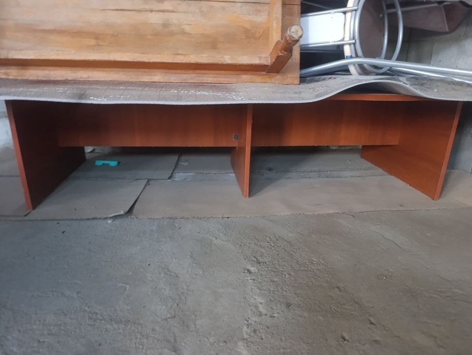 Низкий кухонный стол