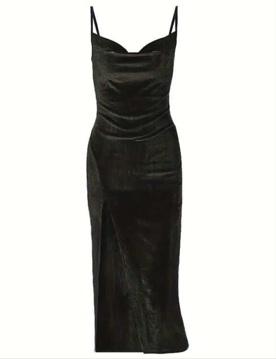 Черное платье с вырезом