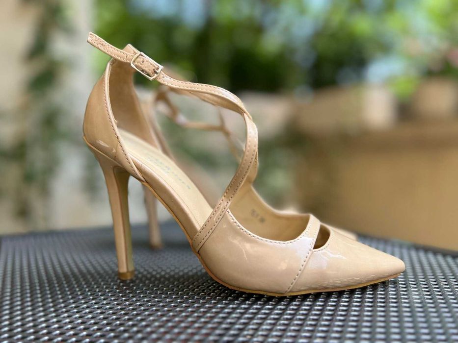 Дамски обувки на висок ток бежови лачени, номер 36