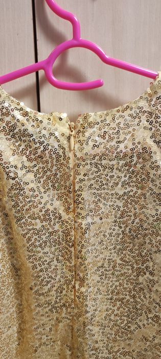 Продам праздничное платье с пайетками на девочку