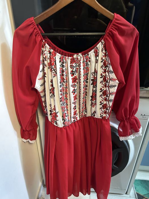 Vand rochie traditionala rosu