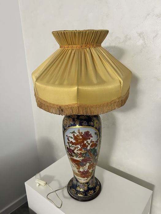 Vand lampa cu abajur pictata manual vintage in stare impecabila