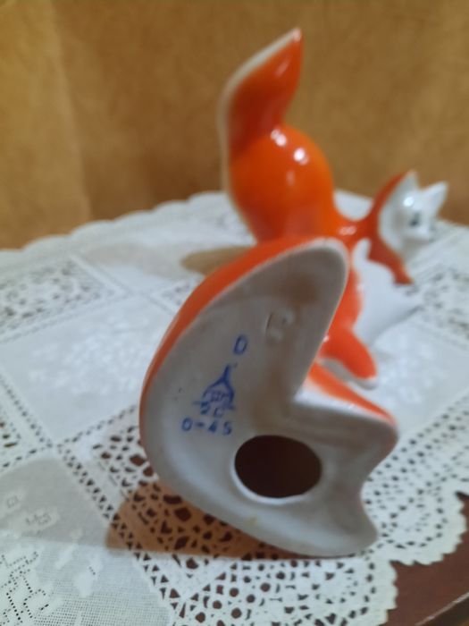 Фарфоровые статуэтки из серии "Играющие лисята".
Городницкий фарфоровы