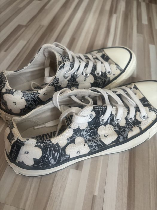 Два чифта обувки-Vans и Converse