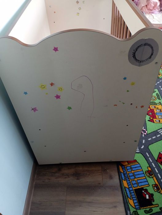 Бебешка кошара с люлеещ се механизъм