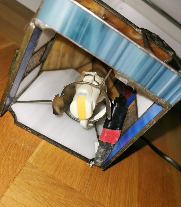 Антикварна лампа Тифани изработена от стъкло ,метал оформена като къща