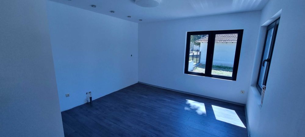 Реновирана къща в Западна промишлена зона! Готова за нанасяне!