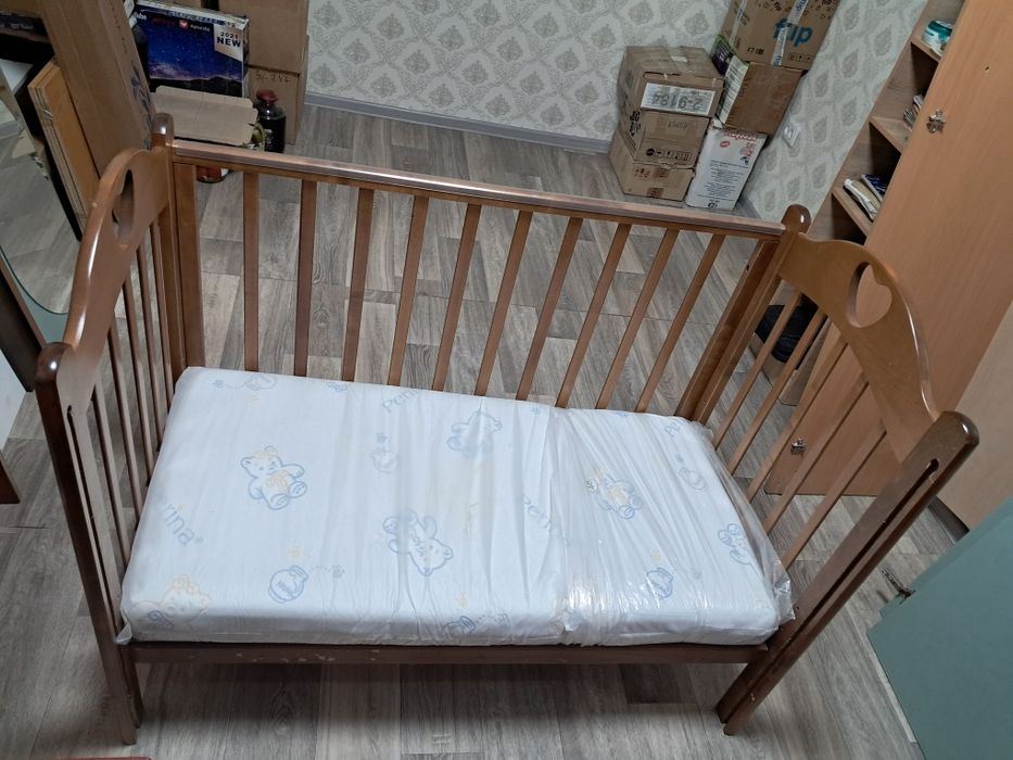 Кроватка плюс вещи в подарок