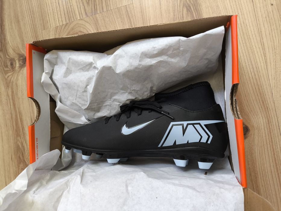 Два модела футболни обувки NIKE