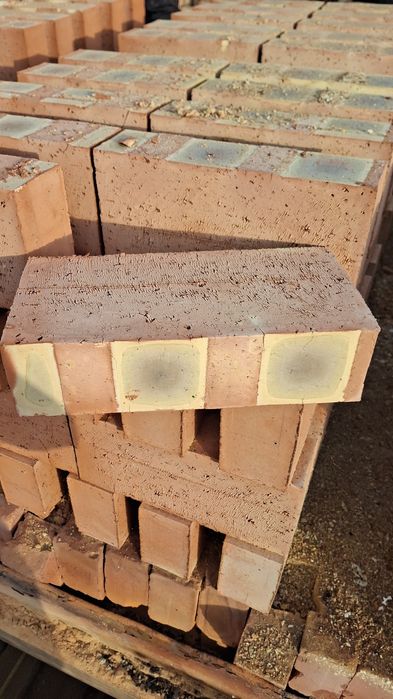 Красный женный кирпич