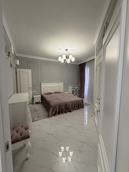 Продам кровать, тумбочки, камод б/у