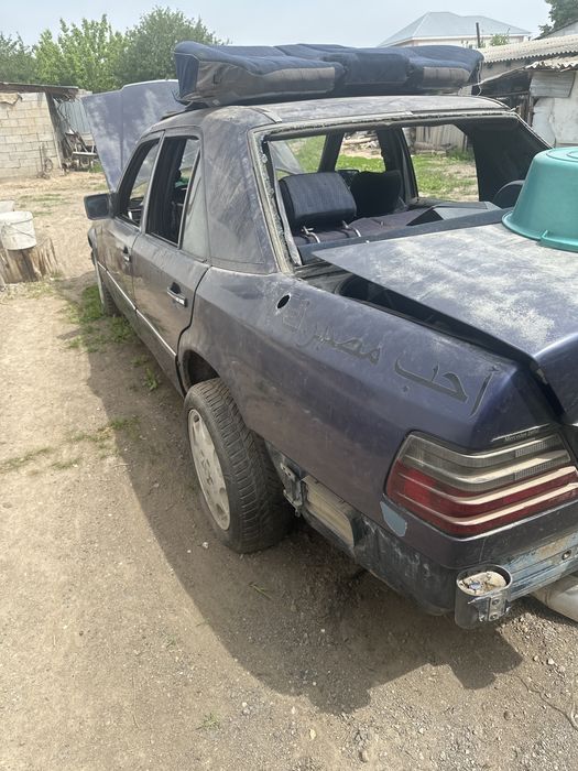 продам мерседес E 300  писать по вацапу