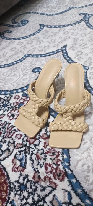 Женские босоножки