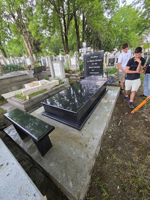 Monumente funerare