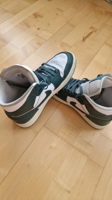 • Nike Air Jordan 1 Retro Mid