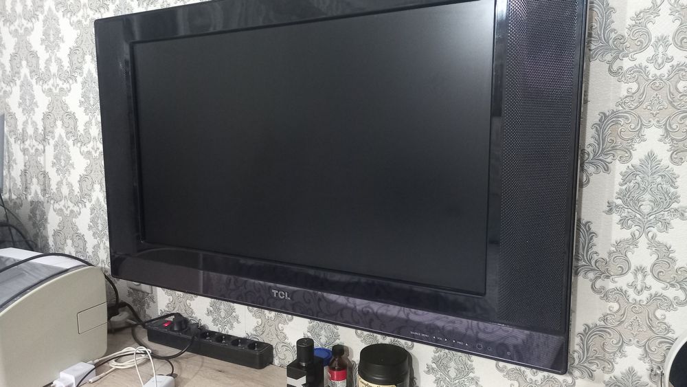 Телевизор TCL с кронштейном