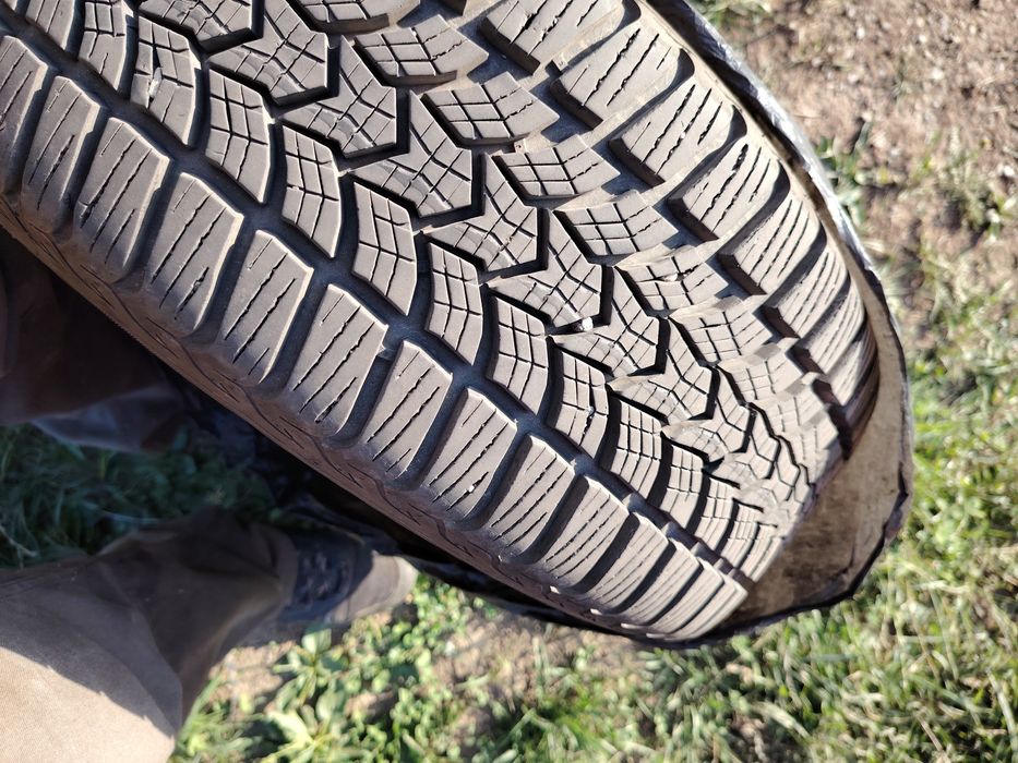 Cauciucuri de iarna 205/55/16. cu tot jante. Sunt că și noi.