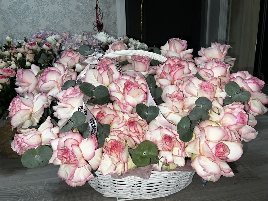 Цветы розы корзина