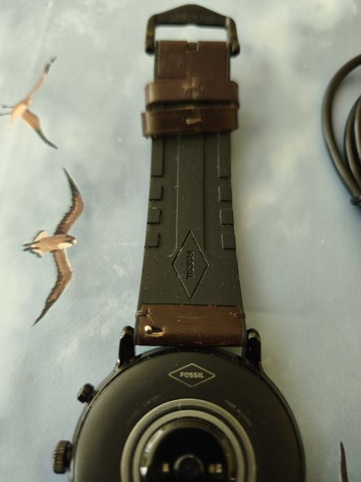 Продавам Смарт часовник Fossil ,в много добро състояние и чисто ново зарядно!!