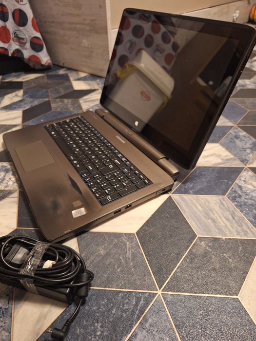 Продавам Таб+Лаптоп има зарядно Medion MD99380 500HD