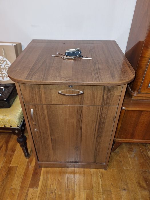 Продаю офисный стол с тумбочкой