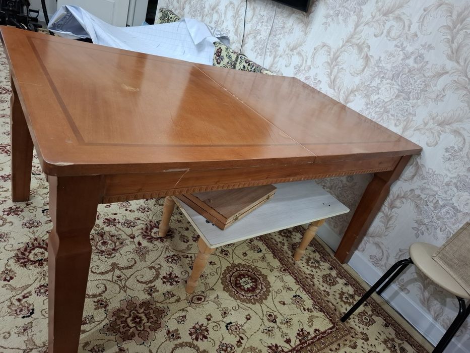 Продам срочно стол