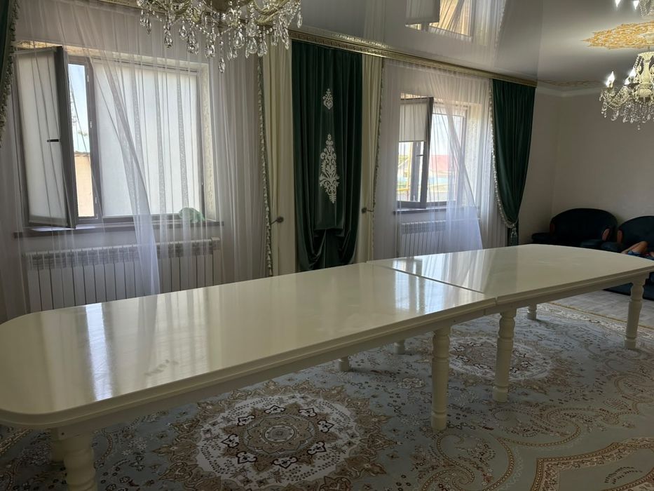 Стол без стульев