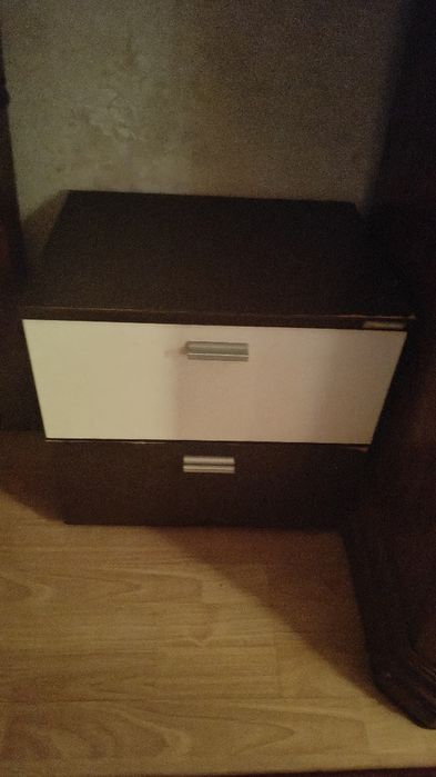 Прикроватные тумбочки.