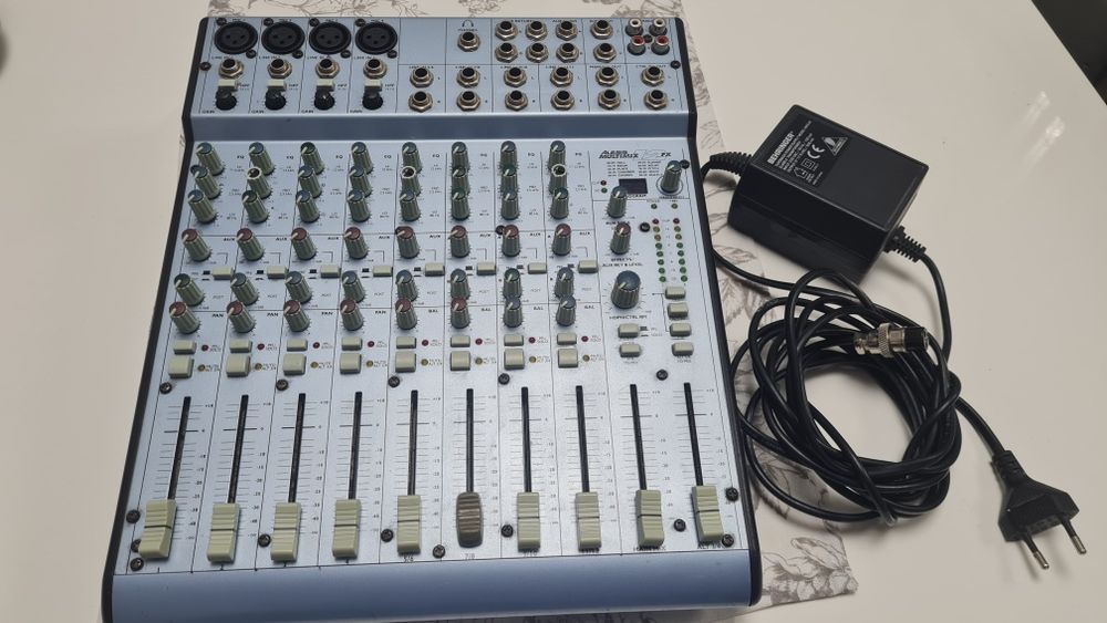 Mixer Alesis cu efecte voci