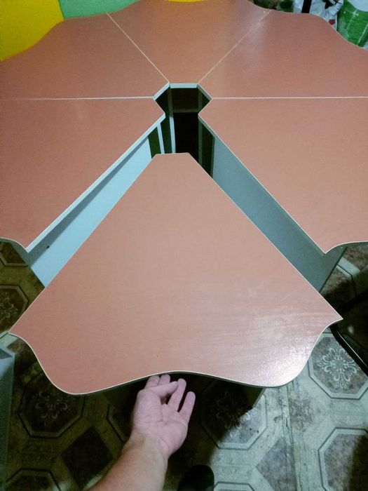 Продам детский стол ромашка