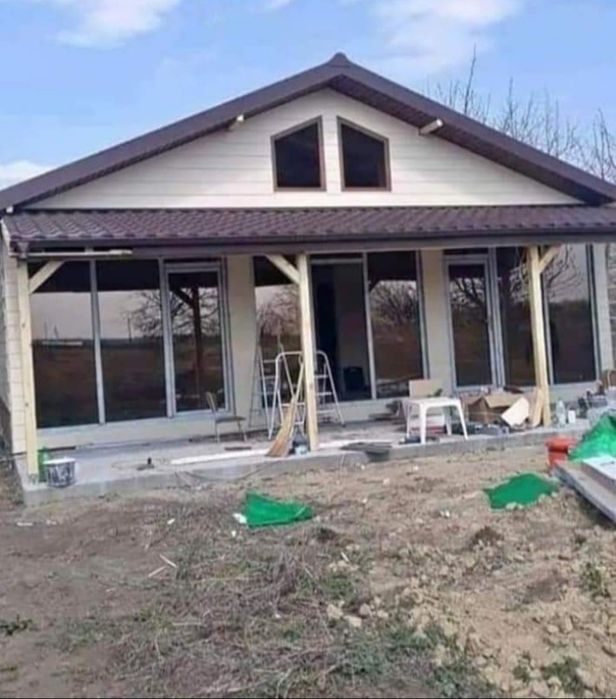 Vand case pe structura metalica