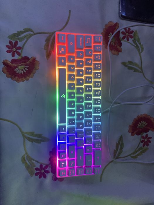 Este o tastatura mecanică alba pentru gaming are lumini RGB