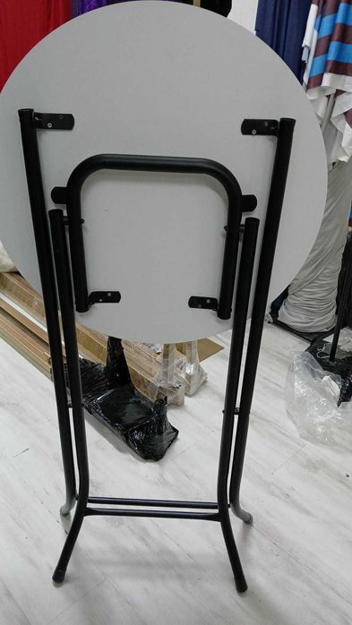 Продавам 25 бр коктейлни,бар маси