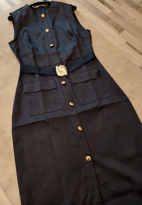 Тъмно синя рокля със златни копчета и колан