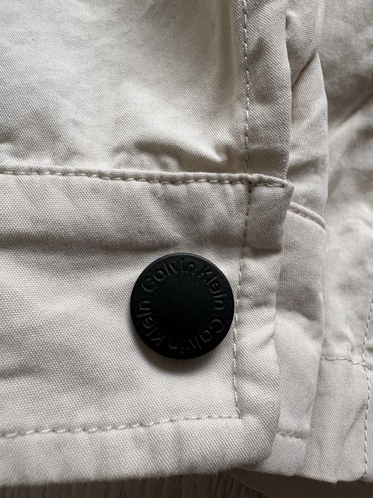 Ветровка на Calvin Klein.