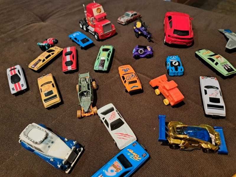 Lot 29 masinute din plastic si metal